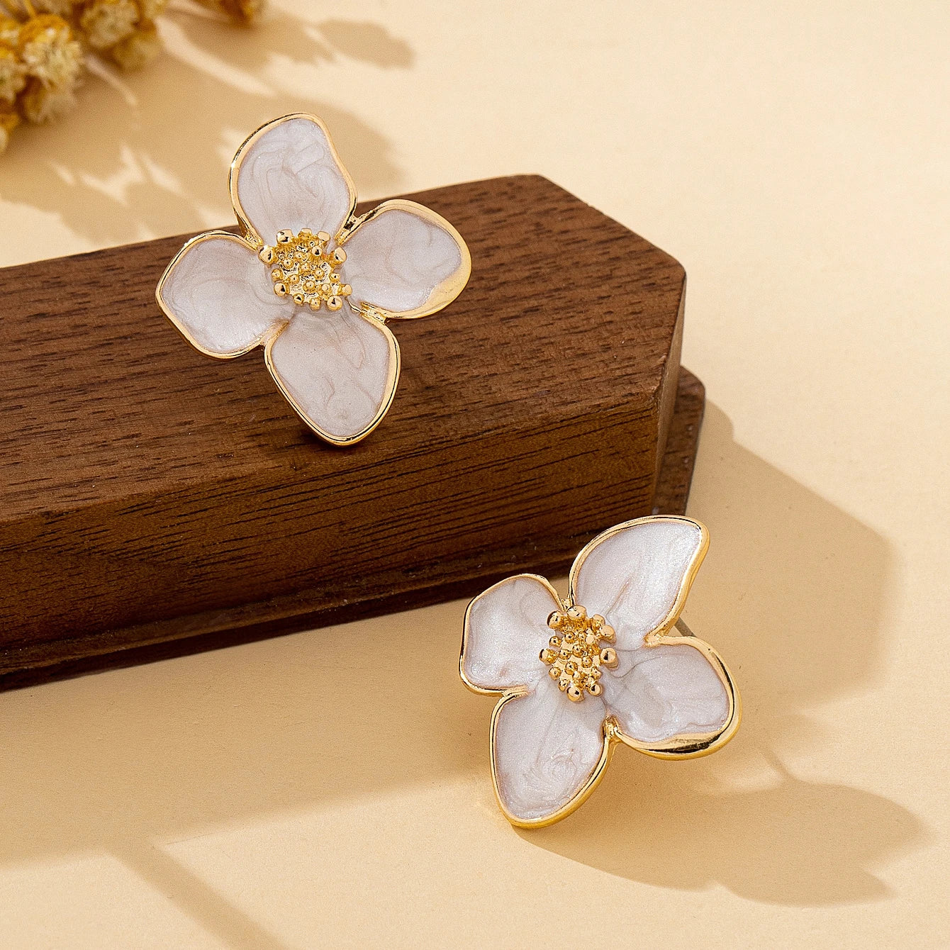 Earrings Simple White Flower-Shaped Zinc Alloy Earrings and Vacation