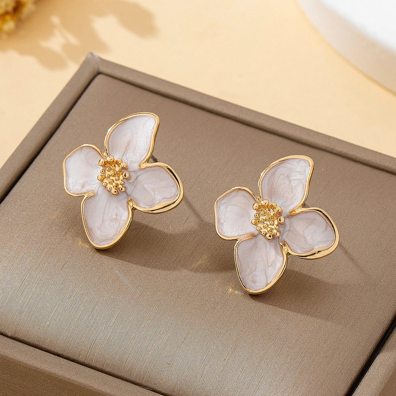 Earrings Simple White Flower-Shaped Zinc Alloy Earrings and Vacation