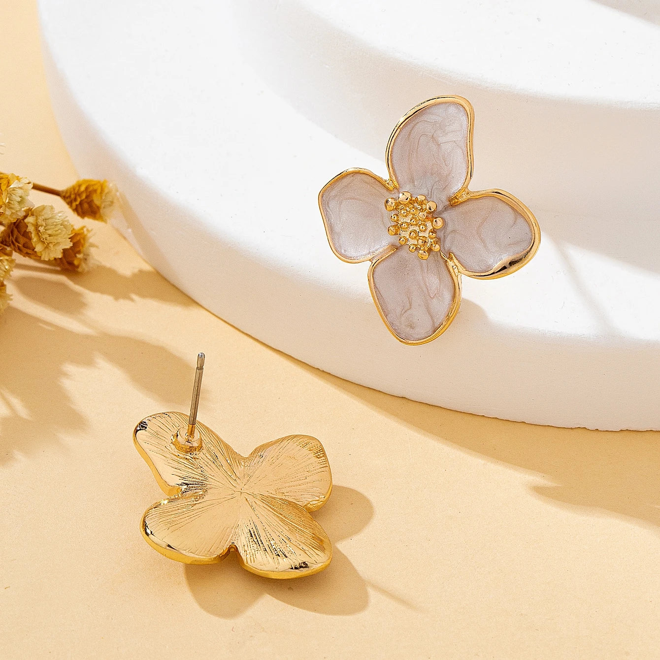 Earrings Simple White Flower-Shaped Zinc Alloy Earrings and Vacation