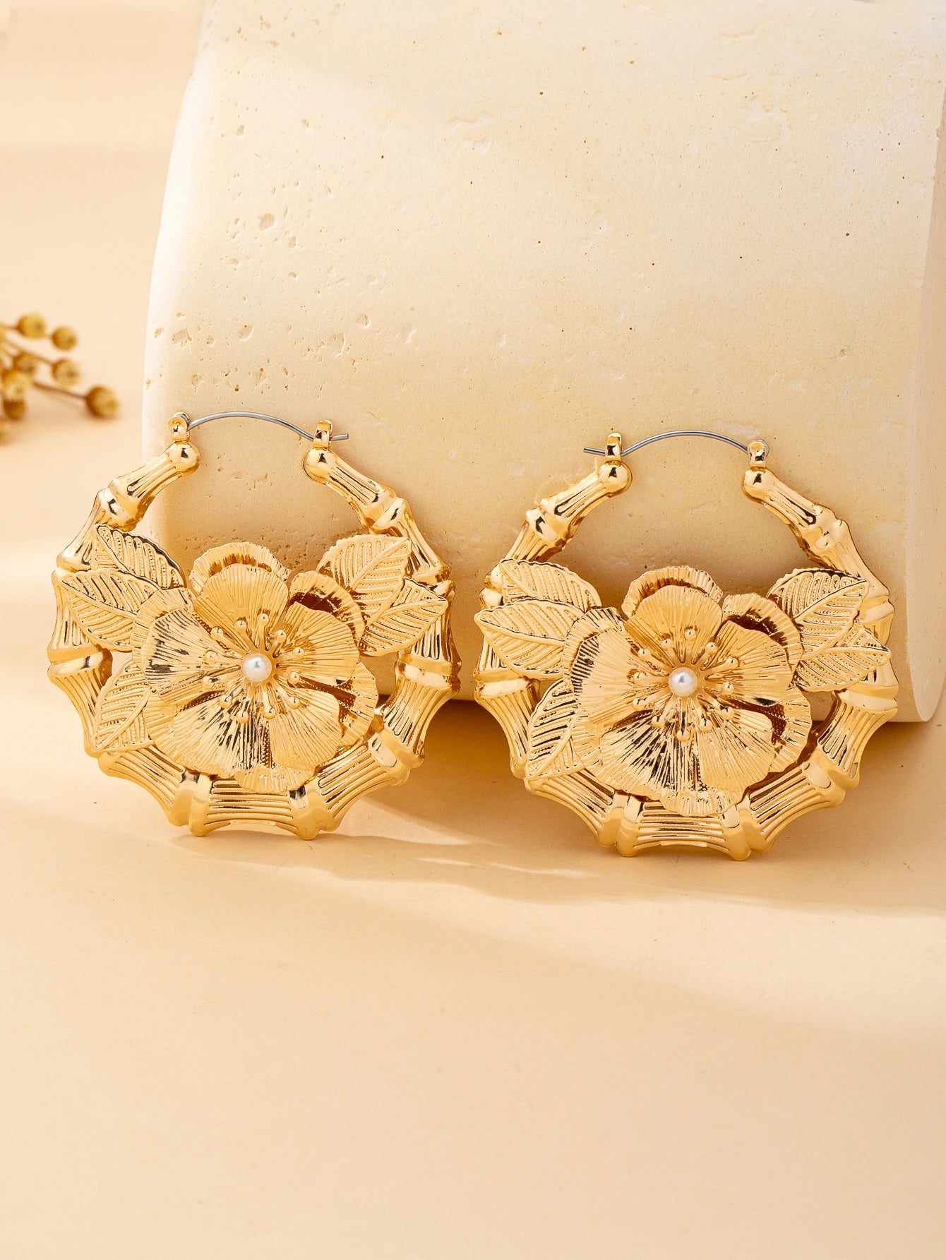 A Pair of Women's Fashionable Earrings, Bohemian Style Flower-Shaped Earrings, Suitable for Daily Wear, Vacations, and Gift-Giving