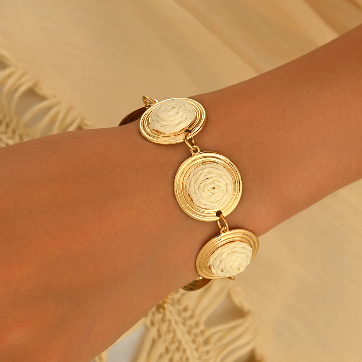 Women Handmade Ombre Neutral Tone Straw Woven Bracelet Multi Circle Raffia Disc Linked Bracelet Bohemian Seaside Holiday Accesso