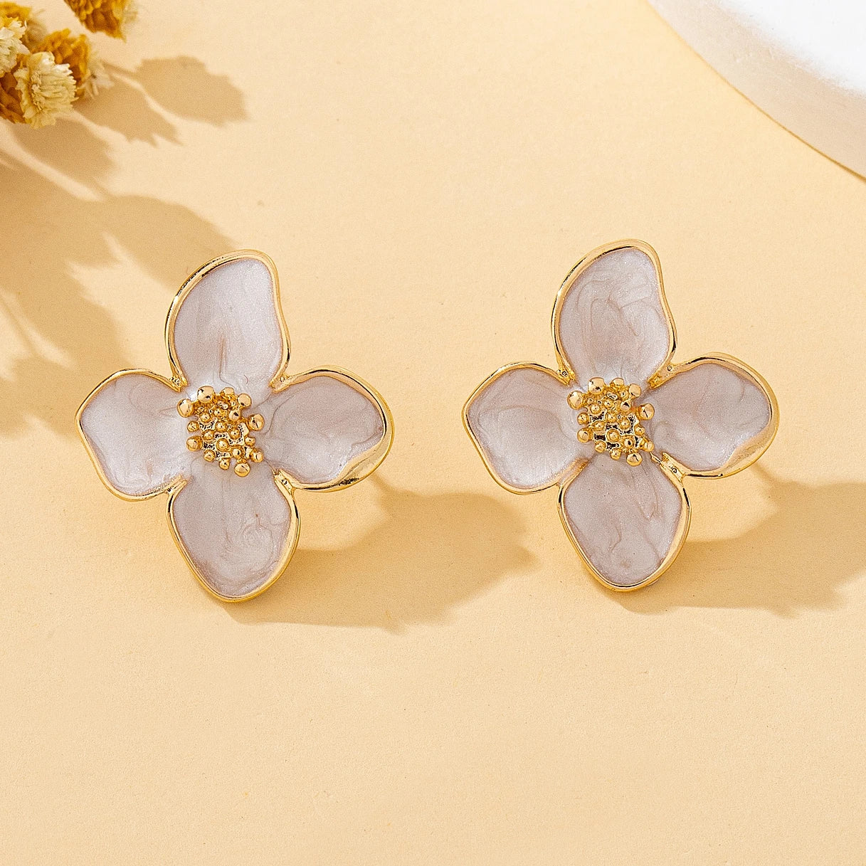 Earrings Simple White Flower-Shaped Zinc Alloy Earrings and Vacation