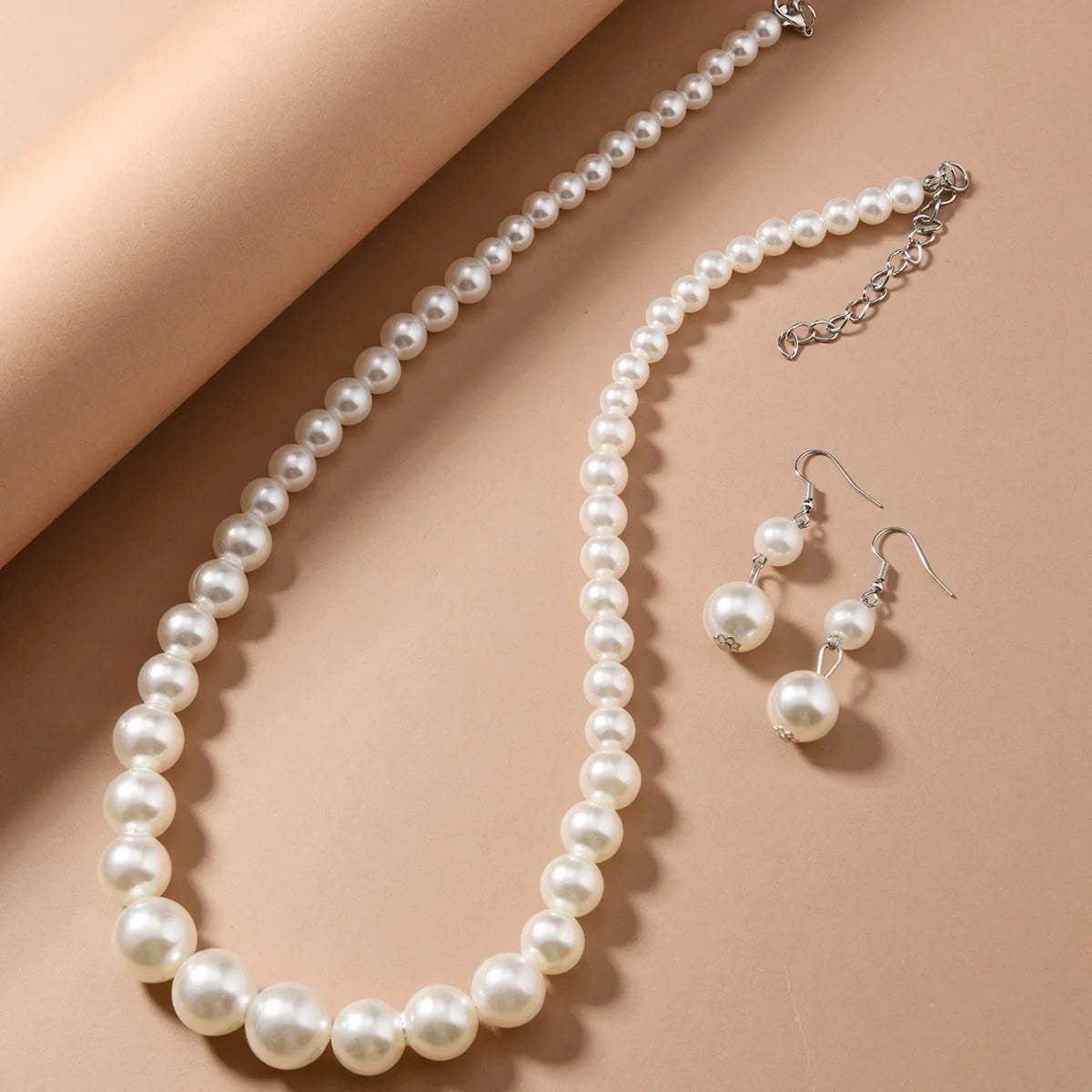 طقم مجوهرات نسائي من اللؤلؤ الصناعي البسيط المصنوع يدويًا، عقد وأقراط لحفلات الزفاف